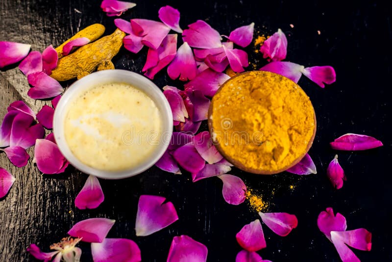 Haldi ubtan com todos os ingredientes necessários foto de stock