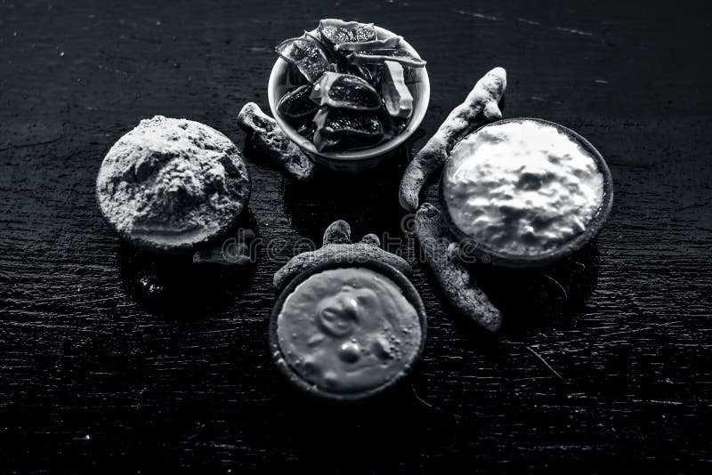 Haldi ubtan com todos os ingredientes necessários imagens de stock