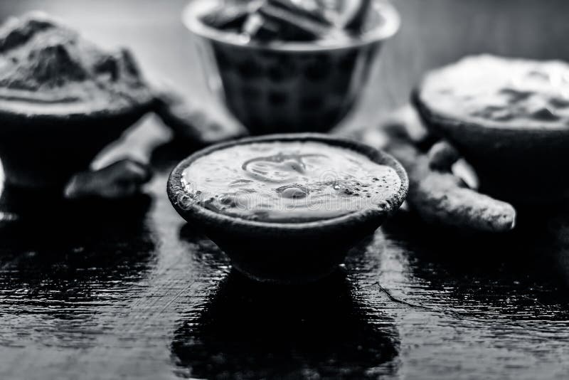 Haldi ubtan com todos os ingredientes necessários fotografia de stock royalty free