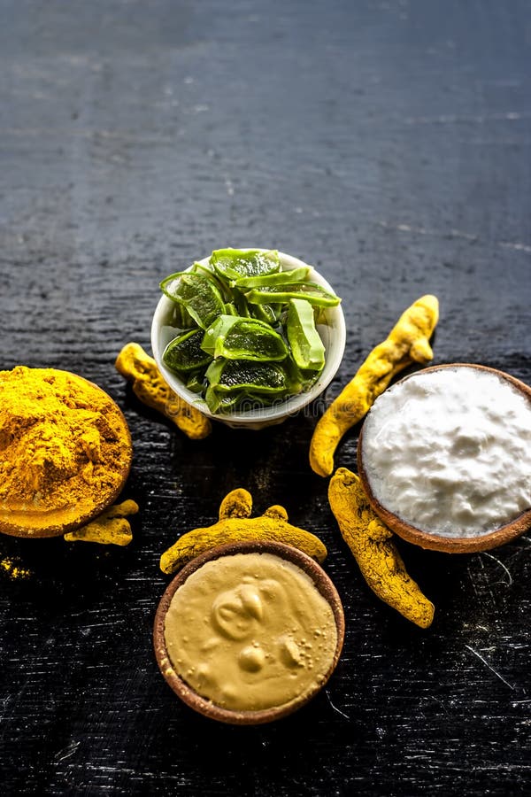 Haldi ubtan com todos os ingredientes necessários fotos de stock royalty free