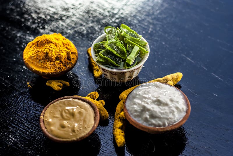 Haldi ubtan com todos os ingredientes necessários fotografia de stock royalty free