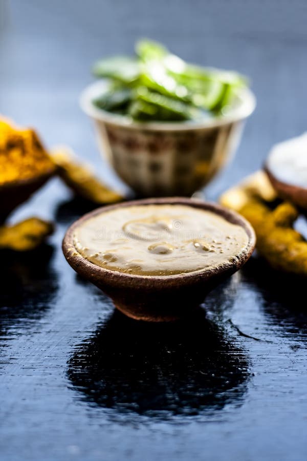 Haldi ubtan com todos os ingredientes necessários fotografia de stock