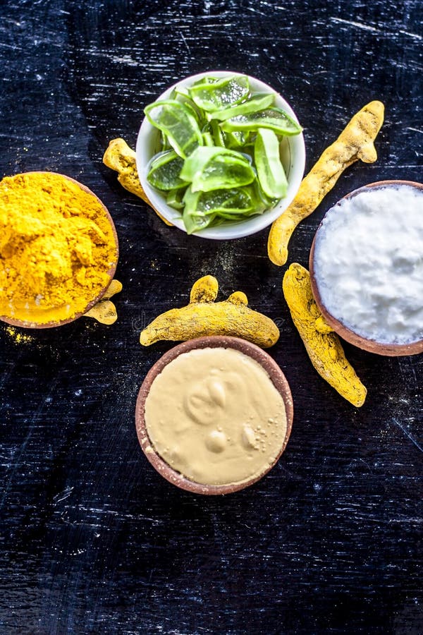 Haldi ubtan com todos os ingredientes necessários fotografia de stock