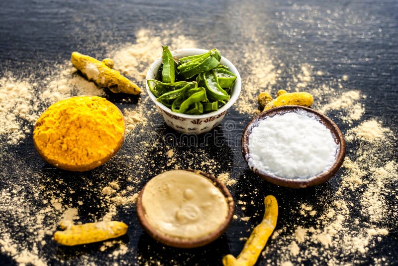 Haldi ubtan com todos os ingredientes necessários imagens de stock