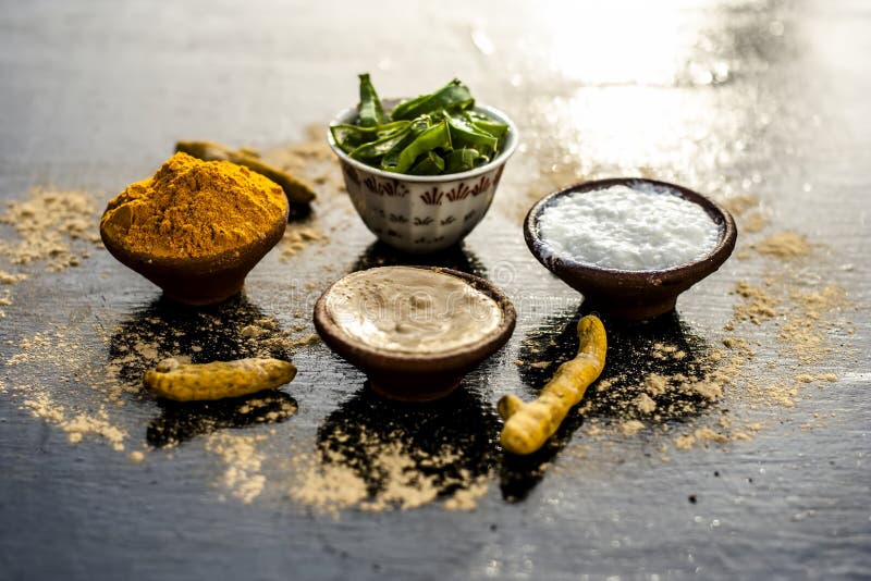 Haldi ubtan com todos os ingredientes necessários fotografia de stock