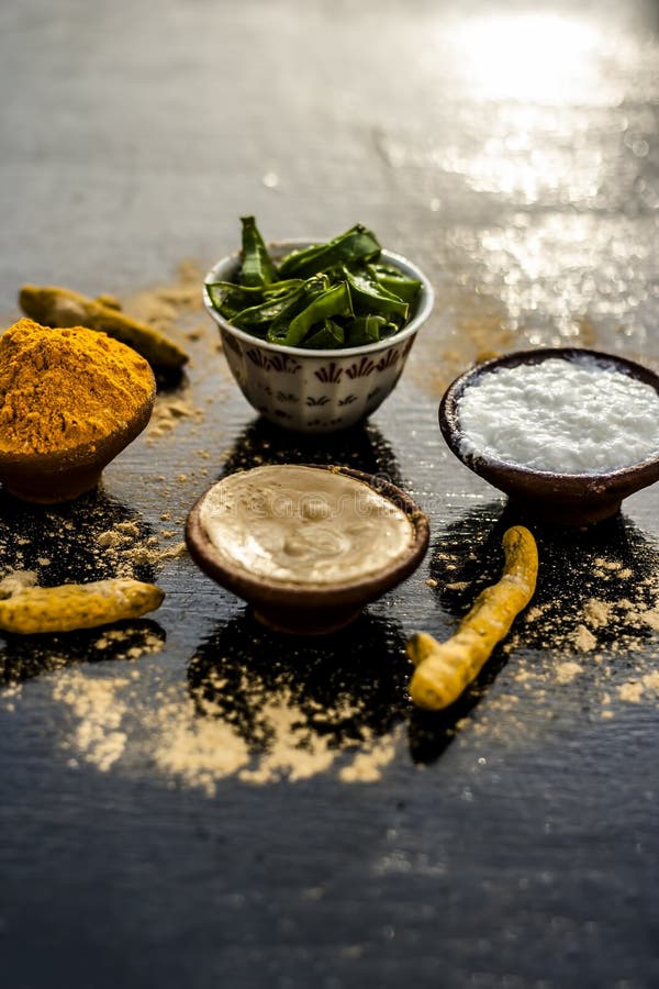 Haldi ubtan com todos os ingredientes necessários foto de stock