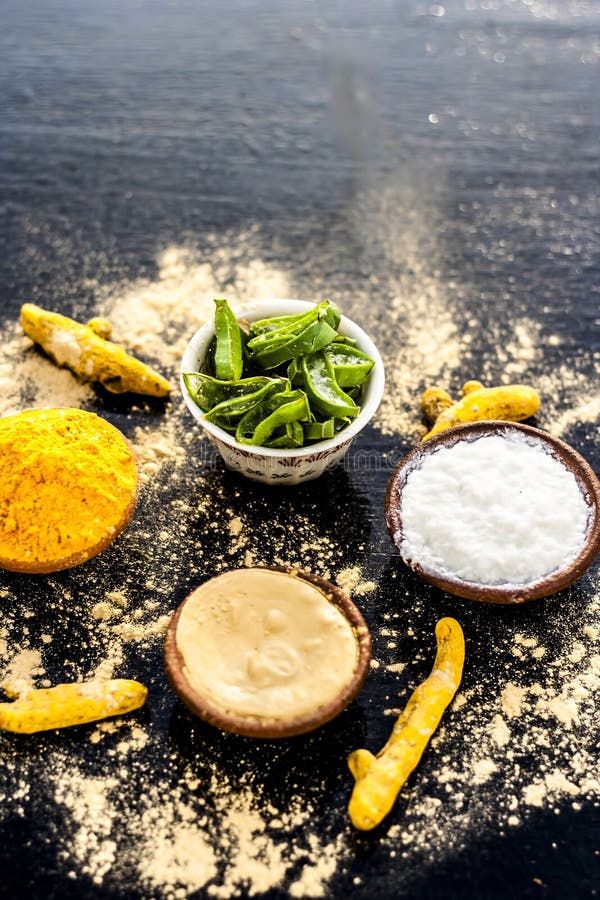 Haldi ubtan com todos os ingredientes necessários fotos de stock