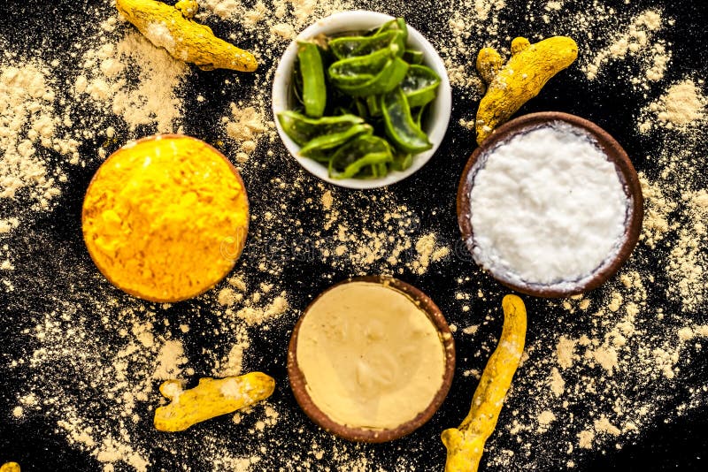 Haldi ubtan com todos os ingredientes necessários foto de stock