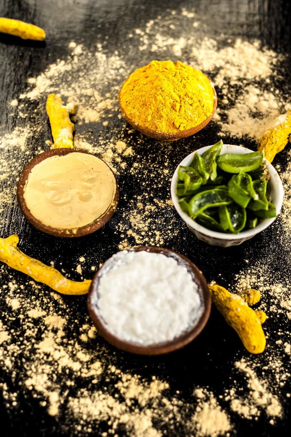 Haldi ubtan com todos os ingredientes necessários fotografia de stock royalty free