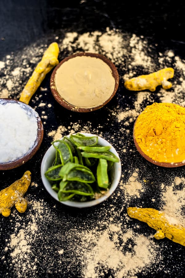 Haldi ubtan com todos os ingredientes necessários fotografia de stock royalty free