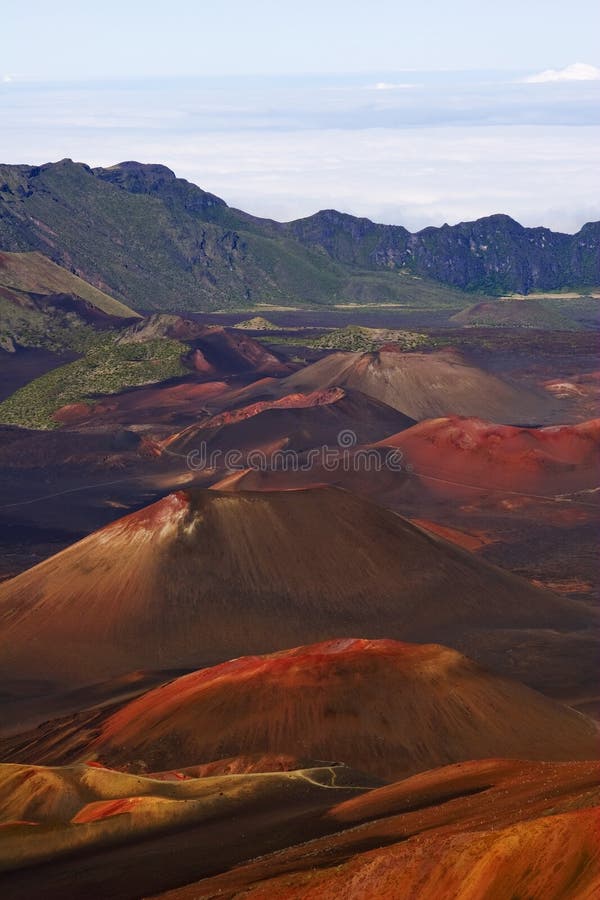 La vista del cratere di un vulcano Haleakala dettagli il rosso ceneri delle eruzioni passate assomiglia al paesaggio del pianeta Marte.