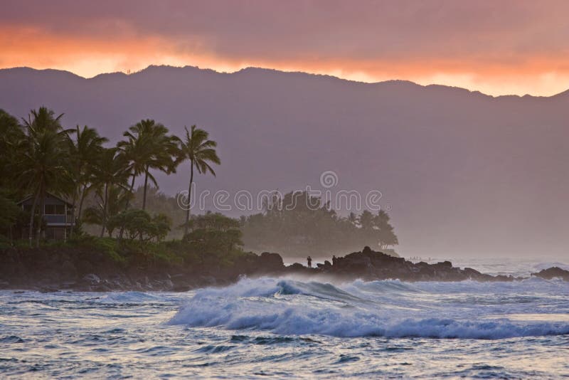 Haleiwa hawaiischer Sonnenuntergang und Brandung lizenzfreies stockbild Haleiwa hawaiischer Sonnenuntergang und Brandung lizenzfreies stockbild