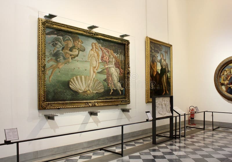 Hall med målningar vid Botticelli, Uffizi galleri, Florence arkivfoto Hall med målningar vid Botticelli, Uffizi galleri, Florence arkivfoto