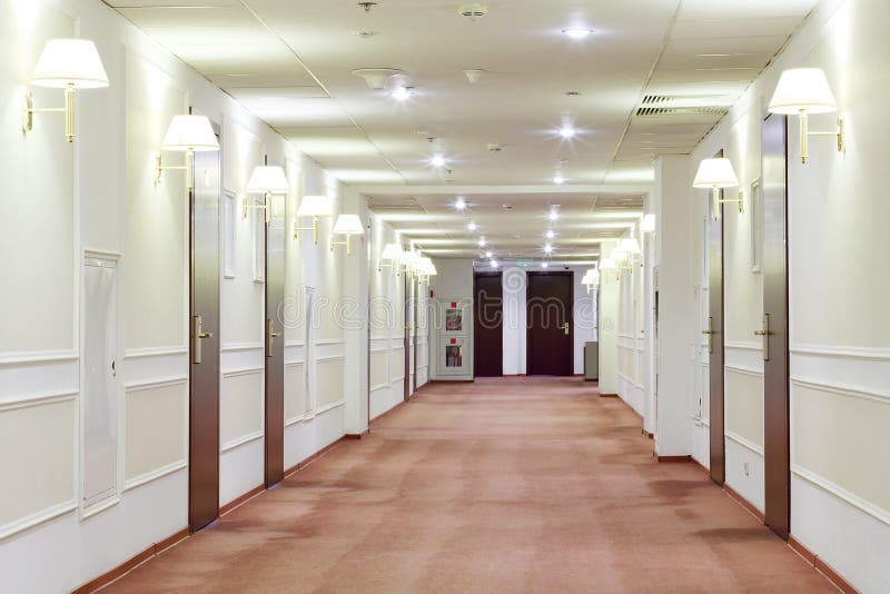 Hall med många dörrar som leder in i hotellrum. arkivfoton Hall med många dörrar som leder in i hotellrum. arkivfoton