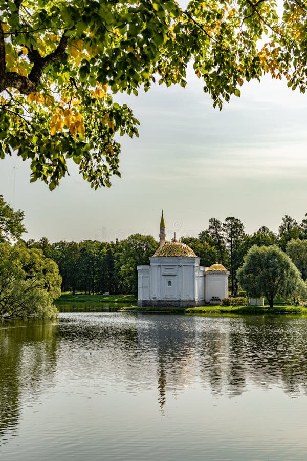 Hall Turkish Bath i Pushkin, Ryssland Paviljong i parkera royaltyfri fotografi Hall Turkish Bath i Pushkin, Ryssland Paviljong i parkera royaltyfri fotografi