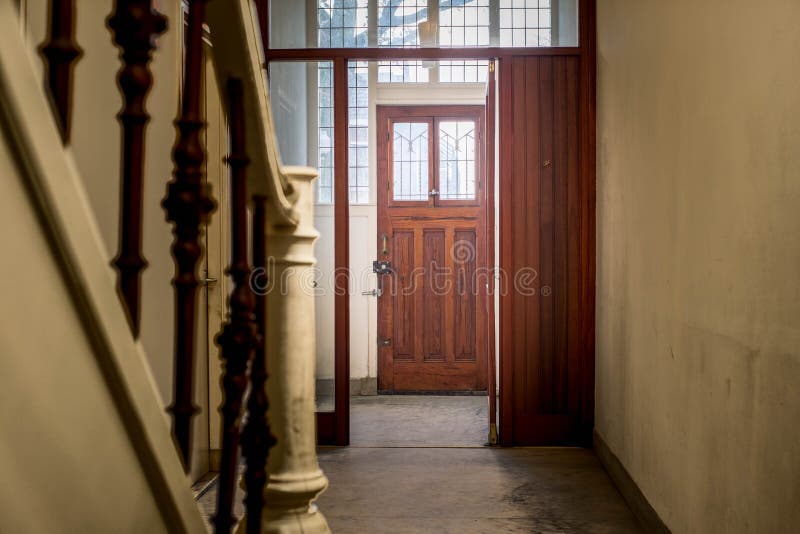 Hall wejście w starym i ciemnym domu obraz stock Hall wejście w starym i ciemnym domu obraz stock