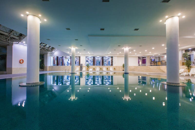 Hallenbad im Hotel, Wagenaufenthaltsräume stockbilder Hallenbad im Hotel, Wagenaufenthaltsräume stockbilder