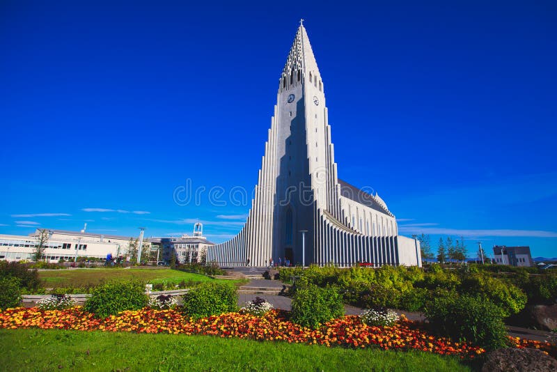 Hallgrimskirkjakathedraal in Reykjavik, IJsland, lutheran parochiekerk, buitenkant in de zonnige zomer royalty-vrije stock fotografie Hallgrimskirkjakathedraal in Reykjavik, IJsland, lutheran parochiekerk, buitenkant in de zonnige zomer royalty-vrije stock fotografie