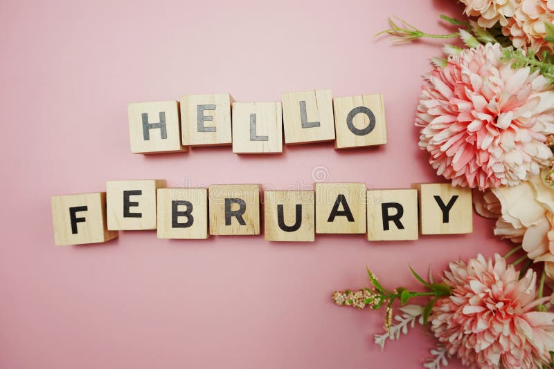 Hallo Februar-Alphabetbuchstabe mit Raumkopie auf rosa Hintergrund