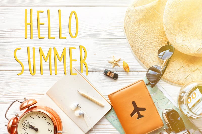 Hallo Sommertext, Zeit, zu reisen Konzept, Raum für Text Karte c lizenzfreie stockbilder Hallo Sommertext, Zeit, zu reisen Konzept, Raum für Text Karte c lizenzfreie stockbilder