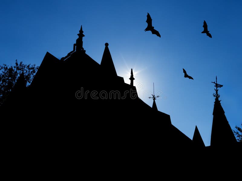Halloween-achtergrond met silhouetten van kasteeldaken met weathervanes en vliegende knuppels royalty-vrije stock foto Halloween-achtergrond met silhouetten van kasteeldaken met weathervanes en vliegende knuppels royalty-vrije stock foto