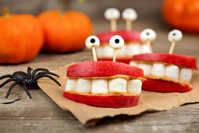 Halloween-Apfel, Eibisch, Erdnussbutter-Monsterzahnsnack Stockbild ...