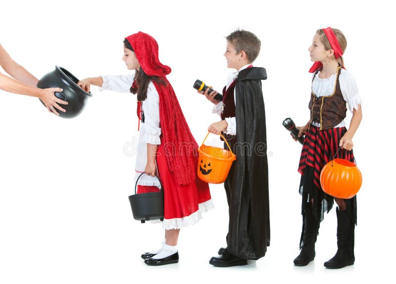 Halloween: Bambini che aspettano Halloween Candy fotografia stock libera da diritti Halloween: Bambini che aspettano Halloween Candy fotografia stock libera da diritti