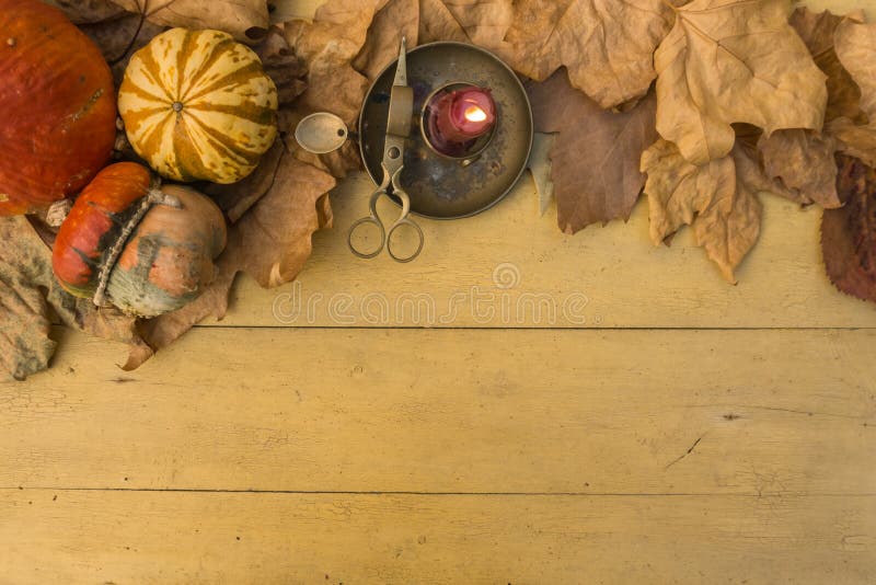 Halloween: bunte Kürbise auf Holztisch als Hintergrund lizenzfreies stockbild Halloween: bunte Kürbise auf Holztisch als Hintergrund lizenzfreies stockbild