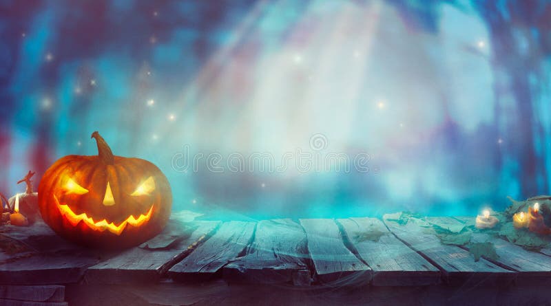 Halloween con diseño de la calabaza y de Forest Spooky Halloween de la oscuridad libre illustration Halloween con diseño de la calabaza y de Forest Spooky Halloween de la oscuridad libre illustration