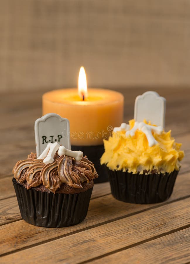 Halloween cupcakes en kaars dichte omhooggaand royalty-vrije stock fotografie Halloween cupcakes en kaars dichte omhooggaand royalty-vrije stock fotografie