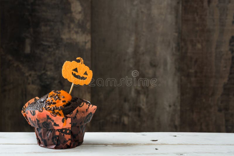 Halloween cupcakes op rustieke houten achtergrond royalty-vrije stock afbeeldingen Halloween cupcakes op rustieke houten achtergrond royalty-vrije stock afbeeldingen
