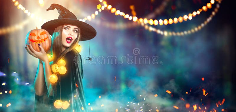 halloween Czarownica z rzeźbiącą banią i magii światłami