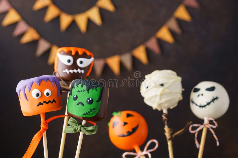 Halloween-de cake knalt met grappige monstergezichten royalty-vrije stock foto's Halloween-de cake knalt met grappige monstergezichten royalty-vrije stock foto's