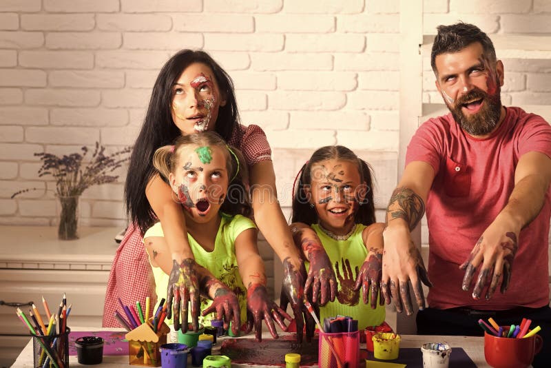 Halloween-de familie met zombie dient verven in stock fotografie Halloween-de familie met zombie dient verven in stock fotografie