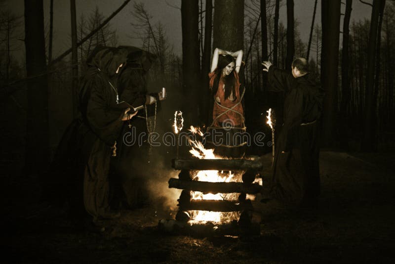 Halloween De mensen in zwarte kleren, branden de heks bij de staak bij stock fotografie Halloween De mensen in zwarte kleren, branden de heks bij de staak bij stock fotografie