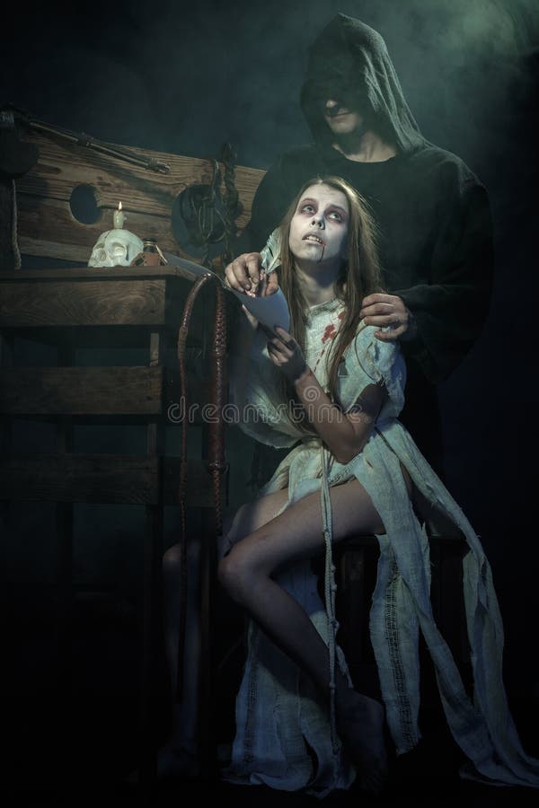 Halloween De middeleeuwen Heksenteken een oordeel van Inquisit stock foto's Halloween De middeleeuwen Heksenteken een oordeel van Inquisit stock foto's