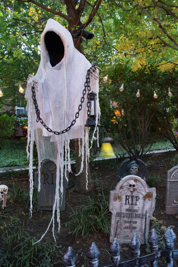 ik heb dorst Belang Uit Halloween-Decoratie Met Spook in Een Tuin Tijdens Hallowee Wordt Gemaakt  Die Stock Afbeelding - Image of buiten, decoratie: 131022161