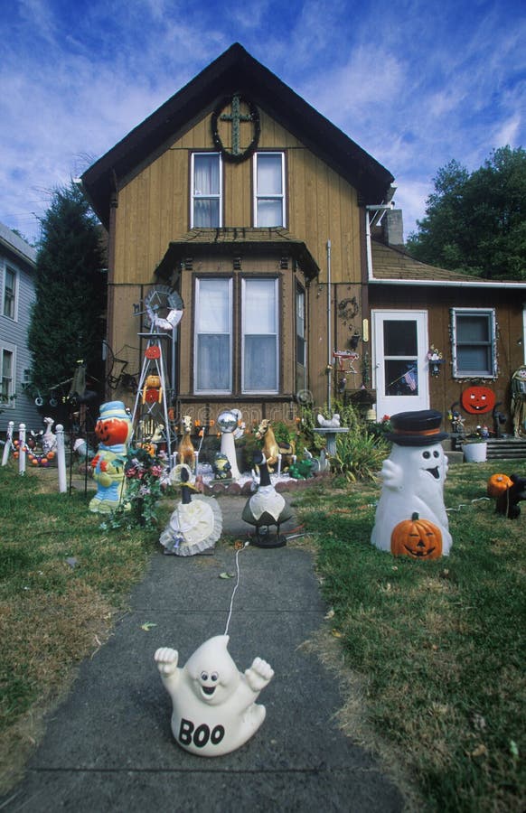 Kluisje kofferbak toezicht houden op Halloween-Decoratie Op Front Lawn Van Huis, Savanne, Illinois Redactionele  Stock Foto - Image of douane, fotografie: 52308123