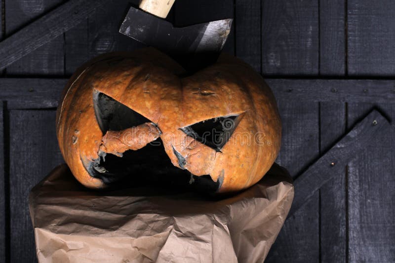 Halloween-demon Hak Sommige Goede Tijden uit demonpompoen met verschrikkingsgezicht en Halloween-hoed traditionele decoratie voor royalty-vrije stock fotografie Halloween-demon Hak Sommige Goede Tijden uit demonpompoen met verschrikkingsgezicht en Halloween-hoed traditionele decoratie voor royalty-vrije stock fotografie