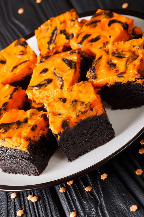 Halloween-dessertroomkaas Brownies die uit een donkere cho bestaan royalty-vrije stock foto's Halloween-dessertroomkaas Brownies die uit een donkere cho bestaan royalty-vrije stock foto's