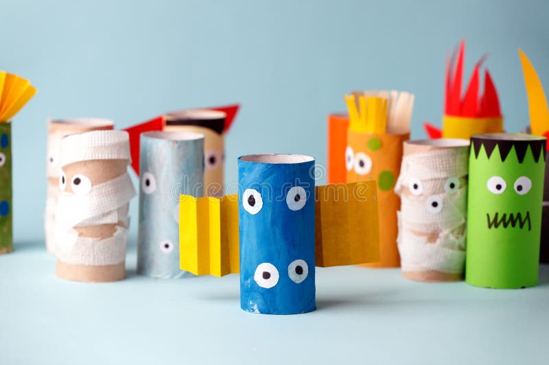 Halloween e concetto della decorazione - mostri dall'idea creativa diy semplice del tubo della carta igienica La riutilizzazione fotografia stock libera da diritti Halloween e concetto della decorazione - mostri dall'idea creativa diy semplice del tubo della carta igienica La riutilizzazione fotografia stock libera da diritti