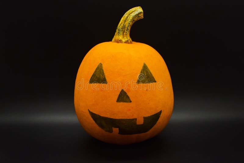 Halloween fatto a mano ha colorato la zucca isolata su fondo nero Colpo dello studio fotografie stock Halloween fatto a mano ha colorato la zucca isolata su fondo nero Colpo dello studio fotografie stock