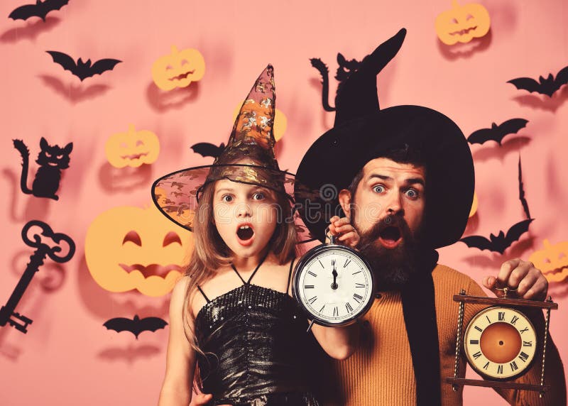 Halloween-fest och firande Fader och dotter i kostymer