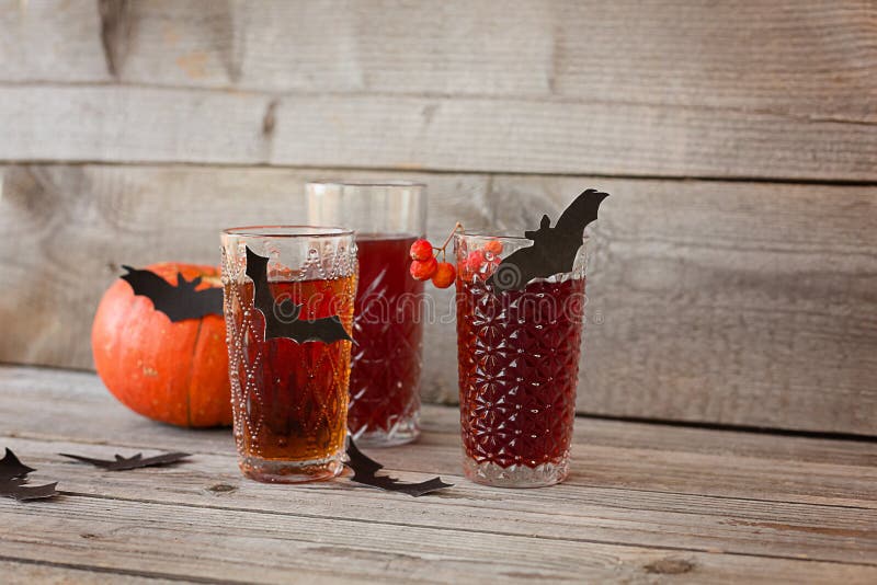 Halloween-Getränke - Blut-Cocktail Des Teufels Stockbild - Bild von ...