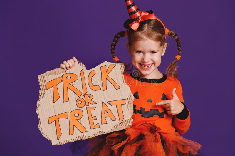 Halloween heureux ! fille gaie d'enfant dans le costume avec des potirons dessus photo libre de droits Halloween heureux ! fille gaie d'enfant dans le costume avec des potirons dessus photo libre de droits