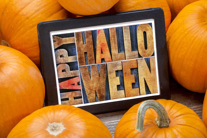 Halloween heureux sur le comprimé photo stock Halloween heureux sur le comprimé photo stock