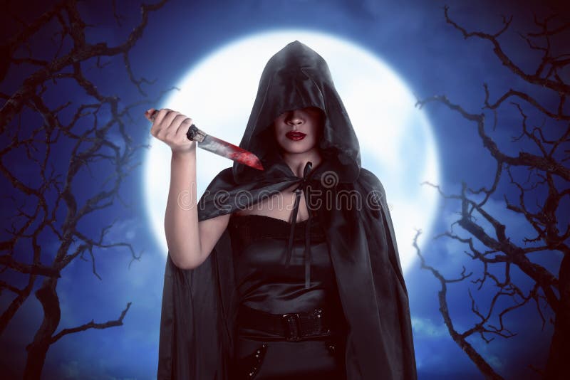 Halloween-Hexenfrau in der Nacht mit noonlight mit Nebel backg stockfotos Halloween-Hexenfrau in der Nacht mit noonlight mit Nebel backg stockfotos