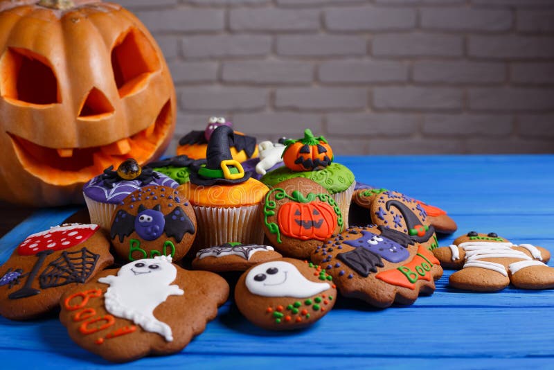 Halloween homemade gingerbread cookies and cupcakes background w royalty free stock photography Halloween homemade gingerbread cookies and cupcakes background w royalty free stock photography