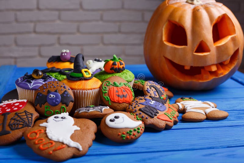 Halloween homemade gingerbread cookies and cupcakes background w royalty free stock photo Halloween homemade gingerbread cookies and cupcakes background w royalty free stock photo