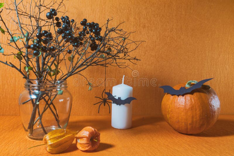 Halloween-huisdecoratie op oranje achtergrond stock afbeelding Halloween-huisdecoratie op oranje achtergrond stock afbeelding